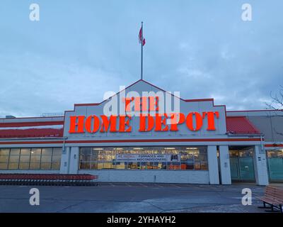Toronto, ON, Kanada - 23. April 2024: Blick auf das Schild des Home Depot Store in Toronto Stockfoto