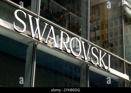 Toronto, ON, Kanada – 11. August 2024: Blick auf das Schild des Unternehmens Swarovsky im Einkaufszentrum. Stockfoto