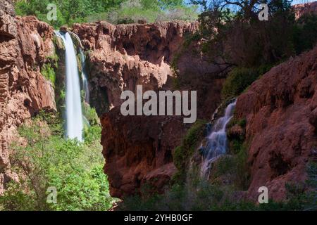 Ein kleinerer Wasserfall, der vor den Mooney Falls im Supai Canyon strömt. Havasupai Reservation, Arizona Stockfoto