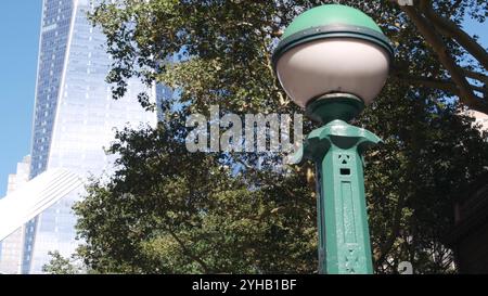 New York U-Bahn-Globus, U-Bahn-Lampe. Eingang zur Metropolitan, Manhattan. World Trade Center Tower, WTC und Oculus im Finanzviertel der Innenstadt. Öffentliche Verkehrsmittel an der Fulton Street. Stockfoto