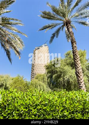 Al Bahr Towers in Abu Dhabi, Hauptverwaltung der Al Hilal Bank. Die Türme verfügen über die weltweit größte computergestützte dynamische Fassade Stockfoto