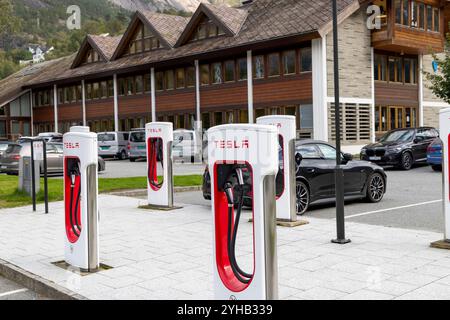 Bank of Tesla Supercharger im Dorfzentrum von Eidfjord produzieren diese Superlader bis zu 150 kW beim Laden von Fahrzeugen, Westnorwegen, Europa 2024 Stockfoto