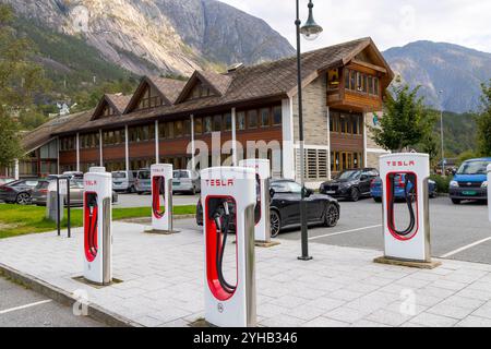 Bank of Tesla Supercharger im Dorfzentrum von Eidfjord produzieren diese Superlader bis zu 150 kW beim Laden von Fahrzeugen, Westnorwegen, Europa 2024 Stockfoto