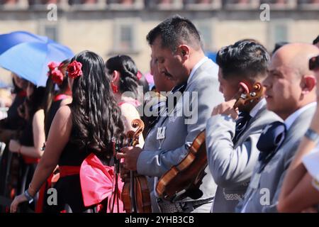 Mexiko-Stadt, Mexiko. November 2024. Hunderte Mariachis nehmen am Mariachi-Weltrekord Teil, als Teil der Schließung des Ersten Mariachi-Weltkongresses. 1.122 brechen Mariachis den Guinness-Weltrekord, indem sie gleichzeitig das beliebte mexikanische Lied „Cielito Lindo“ auf dem Hauptplatz Zocalo aufführen. Am 10. November 2024 in Mexiko-Stadt. (Foto: Carlos Santiago/Eyepix Group/SIPA USA) Credit: SIPA USA/Alamy Live News Stockfoto