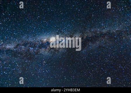 Ein atemberaubender Nachthimmel mit unzähligen Sternen und der majestätischen Milchstraße-Galaxie. Es ist ein abgelegener Ort, der für seine minimale Lichtverschmutzung bekannt ist. Isa Stockfoto