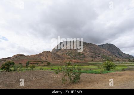 Ein atemberaubender Blick auf das zerklüftete Gelände und die einzigartigen Felsformationen des Isalo National Park. Die geologischen Formationen des Parks gehen auf das Jurassic pe zurück Stockfoto