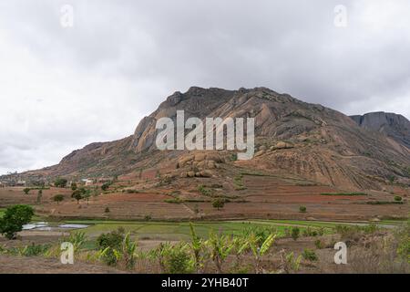 Ein atemberaubender Blick auf das zerklüftete Gelände und die einzigartigen Felsformationen des Isalo National Park. Die geologischen Formationen des Parks gehen auf das Jurassic pe zurück Stockfoto