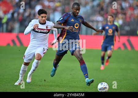 Roma, Italien. November 2024. Olimpico-Stadion, Rom, Italien - Santiago Castro von Bologna FC und Evan Ndicka von AS Roma während der Serie A EniLive Football Match, Roma vs Bologna, 10. November 2024 (Foto: Roberto Ramaccia/SIPA USA) Credit: SIPA USA/Alamy Live News Stockfoto