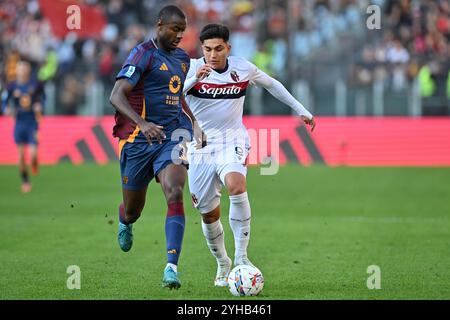 Roma, Italien. November 2024. Olimpico-Stadion, Rom, Italien - Santiago Castro von Bologna FC und Evan Ndicka von AS Roma während der Serie A EniLive Football Match, Roma vs Bologna, 10. November 2024 (Foto: Roberto Ramaccia/SIPA USA) Credit: SIPA USA/Alamy Live News Stockfoto