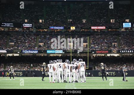 New Orleans, Usa. November 2024. Die Atlanta Falcons Offense drängen sich während eines National Football League-Wettbewerbs im Caesars Superdome am Sonntag, den 10. November 2024 in New Orleans, Louisiana. (Foto: Peter G. Forest/SIPA USA) Credit: SIPA USA/Alamy Live News Stockfoto