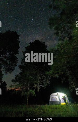 Ein Zelt in der Nacht unter dem Sternenhimmel Stockfoto