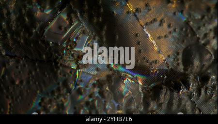 Fantastische Oberfläche. Nasse Highlights. Stoffstruktur mit schillerndem Licht. Rauer silberner Hintergrund mit glitzernden Flecken in wechselnder Farbe im Regenbogeneffekt. Stockfoto