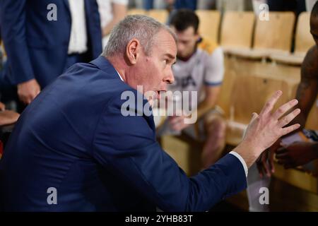 Monaco, Monaco. November 2024. JDA Dijon Trainer Laurent Legname wird während der Basketball-Meisterschaft zwischen AS Monaco und JDA Dijon Basket in der Gaston Medecin Hall in Aktion gesehen. Ergebnis: AS Monaco 76 - 74 JDA Dijon Basket Credit: SOPA Images Limited/Alamy Live News Stockfoto