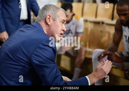 Monaco, Monaco. November 2024. JDA Dijon Trainer Laurent Legname wird während der Basketball-Meisterschaft zwischen AS Monaco und JDA Dijon Basket in der Gaston Medecin Hall in Aktion gesehen. Ergebnis: AS Monaco 76 - 74 JDA Dijon Basket Credit: SOPA Images Limited/Alamy Live News Stockfoto