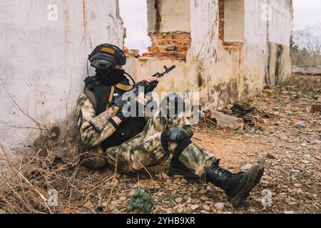 Russische Angriffstruppen Soldaten im Kampfeinsatz. Ein russischer Soldat der Spezialkräfte hält das Kalaschnikow-Sturmgewehr in der Hand und steht da Stockfoto