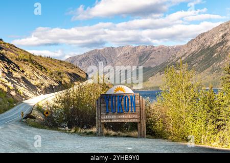 Whitehorse, Yukon Territory, Kanada. 18. Juli 2018 - Blick auf den Highway zwischen Whitehorse und Skagway, Alaska. Aufgenommen an einem Tag des blauen Himmels Stockfoto