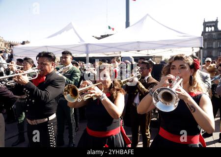 Hunderte Mariachis nehmen am Mariachi-Weltrekord Teil, als Teil der Schließung des Ersten Mariachi-Weltkongresses. 1.122 brechen Mariachis den Guinness-Weltrekord, indem sie gleichzeitig das beliebte mexikanische Lied Cielito Lindo auf dem Hauptplatz Zocalo aufführen. Am 10. November 2024 in Mexiko-Stadt. Stockfoto