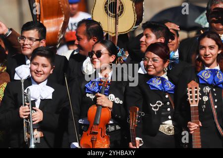 Neuer Guinness-Weltrekord für Mariachis Singen Cielito Lindo Hunderte Mariachis nehmen am Mariachi-Weltrekord Teil, als Teil der Schließung des Ersten Mariachi-Weltkongresses. 1.122 brechen Mariachis den Guinness-Weltrekord, indem sie gleichzeitig das beliebte mexikanische Lied Cielito Lindo auf dem Hauptplatz Zocalo aufführen. Am 10. November 2024 in Mexiko-Stadt. Mexico City CDMX Mexico Copyright: XCarlosxSantiagox Stockfoto