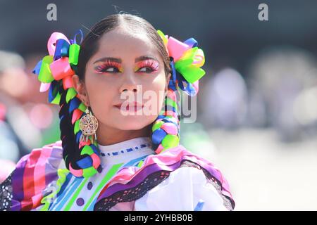 Neuer Guinness-Weltrekord für Mariachis Singen Cielito Lindo Hunderte Mariachis nehmen am Mariachi-Weltrekord Teil, als Teil der Schließung des Ersten Mariachi-Weltkongresses. 1.122 brechen Mariachis den Guinness-Weltrekord, indem sie gleichzeitig das beliebte mexikanische Lied Cielito Lindo auf dem Hauptplatz Zocalo aufführen. Am 10. November 2024 in Mexiko-Stadt. Mexico City CDMX Mexico Copyright: XCarlosxSantiagox Stockfoto