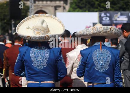 Neuer Guinness-Weltrekord für Mariachis Singen Cielito Lindo Hunderte Mariachis nehmen am Mariachi-Weltrekord Teil, als Teil der Schließung des Ersten Mariachi-Weltkongresses. 1.122 brechen Mariachis den Guinness-Weltrekord, indem sie gleichzeitig das beliebte mexikanische Lied Cielito Lindo auf dem Hauptplatz Zocalo aufführen. Am 10. November 2024 in Mexiko-Stadt. Mexico City CDMX Mexico Copyright: XCarlosxSantiagox Stockfoto