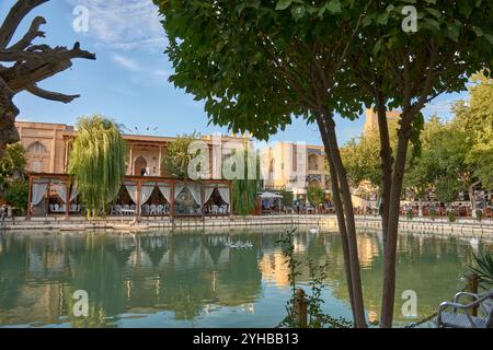 BUCHARA, USBEKISTAN;19. SEPTEMBER 2024: Die ruhige Schönheit des Teichs im Lyabi-Hauz-Komplex in Buchara, Usbekistan. Stockfoto