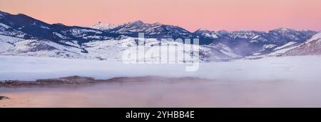 Dampf steigt aus der Wärme der Mammoth Hot Springs an einem kalten Winterabend im Yellowstone National Park, Wyoming. Stockfoto