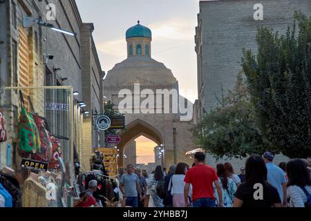 BUCHARA, USBEKISTAN;19. SEPTEMBER 2024: Der tokische Sarrafon-Basar in Buchara, Usbekistan, ist ein jahrhundertealter Marktplatz Stockfoto