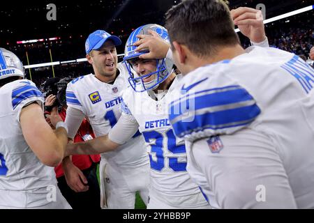 Houston, Texas, USA. November 2024. Detroit Lions Place Kicker Jake Bates (39) wird von Detroit Lions Quarterback Jared Goff (16) gratuliert, nachdem er am 10. November 2024 ein 52-Yard-Field-Tor gegen die Houston Texans im NRG Stadium in Houston, Texas, erzielt hatte. (Kreditbild: © Erik Williams/ZUMA Press Wire) NUR REDAKTIONELLE VERWENDUNG! Nicht für kommerzielle ZWECKE! Quelle: ZUMA Press, Inc./Alamy Live News Stockfoto