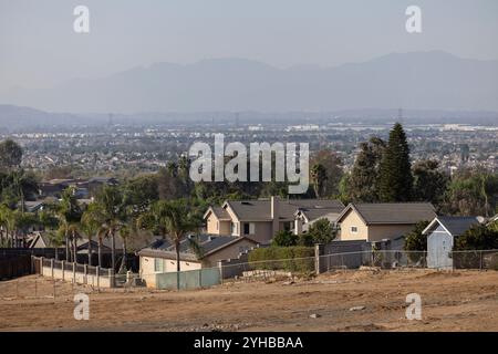 Die Nachmittagssonne scheint auf Einfamilienhäuser in Norco, Kalifornien, USA. Stockfoto