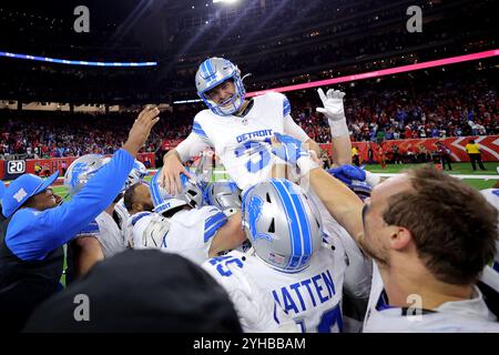 Houston, Texas, USA. November 2024. Detroit Lions Place Kicker Jake Bates (39) wird von seinen Teamkollegen gratuliert, nachdem er am 10. November 2024 ein 52-Yard-Field-Tor gegen die Houston Texans im NRG Stadium in Houston, Texas, erzielt hatte. (Kreditbild: © Erik Williams/ZUMA Press Wire) NUR REDAKTIONELLE VERWENDUNG! Nicht für kommerzielle ZWECKE! Quelle: ZUMA Press, Inc./Alamy Live News Stockfoto