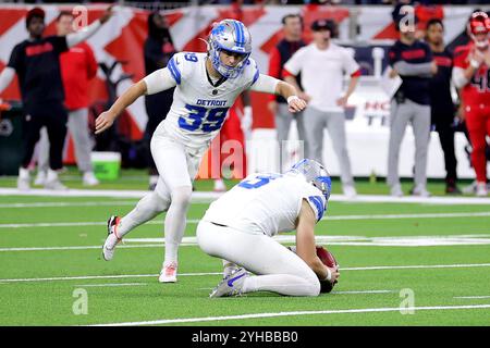 Houston, Texas, USA. November 2024. Der Detroit Lions Place Kicker Jake Bates (39) schießt ein 52-Yard-Field Goal, um das Spiel im vierten Quartal zwischen den Houston Texans und den Detroit Lions im NRG Stadium in Houston, Texas am 10. November 2024 zu gewinnen. (Kreditbild: © Erik Williams/ZUMA Press Wire) NUR REDAKTIONELLE VERWENDUNG! Nicht für kommerzielle ZWECKE! Quelle: ZUMA Press, Inc./Alamy Live News Stockfoto