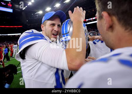 Houston, Texas, USA. November 2024. Detroit Lions Quarterback Jared Goff (16) gratuliert Detroit Lions-Platzierungskicker Jake Bates (39) nach Detroits 26:23-Sieg über die Houston Texans im NRG Stadium in Houston, Texas am 10. November 2024. (Kreditbild: © Erik Williams/ZUMA Press Wire) NUR REDAKTIONELLE VERWENDUNG! Nicht für kommerzielle ZWECKE! Quelle: ZUMA Press, Inc./Alamy Live News Stockfoto