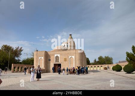 BUCHARA, USBEKISTAN;SEPTEMBER,19,2024: Das Chashma-Ayub-Mausoleum und die Moschee im Herzen von Buchara, Usbekistan, Stockfoto