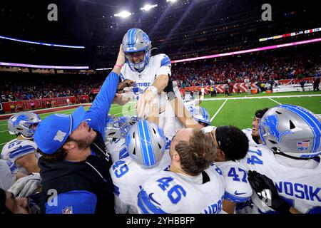 Houston, Texas, USA. November 2024. Detroit Lions Place Kicker Jake Bates (39) wird von seinen Teamkollegen gratuliert, nachdem er am 10. November 2024 ein 52-Yard-Field-Tor gegen die Houston Texans im NRG Stadium in Houston, Texas, erzielt hatte. (Kreditbild: © Erik Williams/ZUMA Press Wire) NUR REDAKTIONELLE VERWENDUNG! Nicht für kommerzielle ZWECKE! Quelle: ZUMA Press, Inc./Alamy Live News Stockfoto