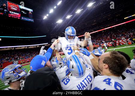 Houston, Texas, USA. November 2024. Detroit Lions Place Kicker Jake Bates (39) wird von seinen Teamkollegen gratuliert, nachdem er am 10. November 2024 ein 52-Yard-Field-Tor gegen die Houston Texans im NRG Stadium in Houston, Texas, erzielt hatte. (Kreditbild: © Erik Williams/ZUMA Press Wire) NUR REDAKTIONELLE VERWENDUNG! Nicht für kommerzielle ZWECKE! Quelle: ZUMA Press, Inc./Alamy Live News Stockfoto