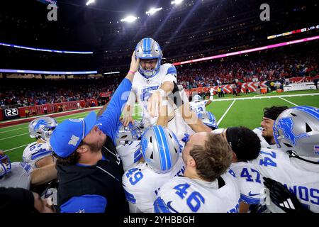 Houston, Texas, USA. November 2024. Detroit Lions Place Kicker Jake Bates (39) wird von seinen Teamkollegen gratuliert, nachdem er am 10. November 2024 ein 52-Yard-Field-Tor gegen die Houston Texans im NRG Stadium in Houston, Texas, erzielt hatte. (Kreditbild: © Erik Williams/ZUMA Press Wire) NUR REDAKTIONELLE VERWENDUNG! Nicht für kommerzielle ZWECKE! Quelle: ZUMA Press, Inc./Alamy Live News Stockfoto