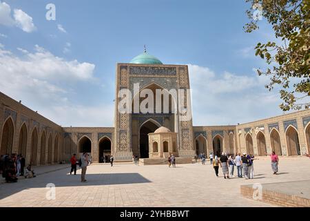 Buchara, Usbekistan;September,20,2024: Der Innenhof von Poi Kalyan Madrasa in Buchara, Usbekistan, ist ein beeindruckendes Beispiel für islamische Architektur Stockfoto