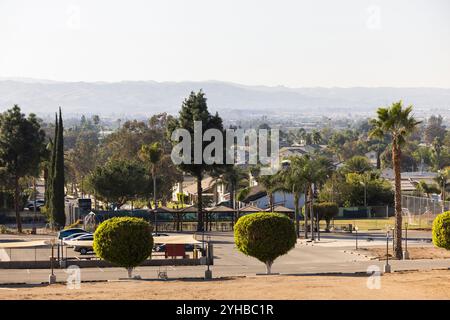 Die Nachmittagssonne scheint auf Einfamilienhäuser in Norco, Kalifornien, USA. Stockfoto