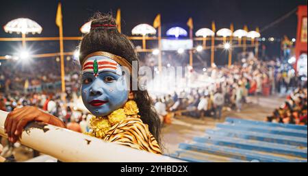 Varanasi, Uttar Pradesh, Indien. Bettler betteln in der Nachtstraße um Geld. Stockfoto