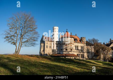 Honau, Deutschland. November 2024. Schloss Lichtenstein bei Reutlingen im Herbstlicht. Quelle: Silas Stein/dpa/Alamy Live News Stockfoto