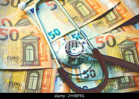 Europäisches Währungskrankenkonzept: Stethoskop auf Euro-Banknoten Stockfoto