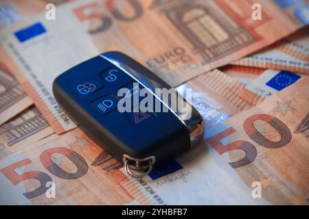 Auto ferngesteuert über die 50-Euro-Banknoten. Nahansicht. Stockfoto