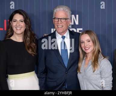 Los Angeles, USA. November 2024. LOS ANGELES, CA. 10. November 2024: Darcy Carden, Ted Danson & Kristen Bell bei der Premiere von Netflix's A man on the Inside. Bildnachweis: Paul Smith/Alamy Live News Stockfoto