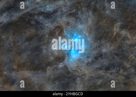 Brillanter Blick auf den Sternhaufen Pleiades (M45) - die sieben Schwestern im Nachthimmel Stockfoto