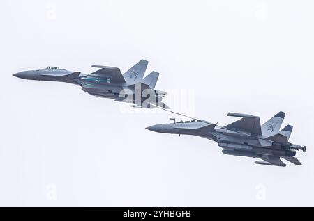 Peking, chinesische Provinz Guangdong. November 2024. J-15-Trägerflugzeuge führen am 10. November 2024 ein adaptives Training für die kommende Airshow China in Zhuhai, südchinesischer Provinz Guangdong durch. Die 15. China International Aviation and Aerospace Exhibition, auch bekannt als Airshow China, findet vom 12. Bis 17. November in Zhuhai statt. Quelle: Liu Dawei/Xinhua/Alamy Live News Stockfoto