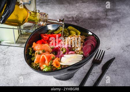 Buchweizensalat mit Kapern, Lachs und Gurken. Konzept für gesunde Ernährung Stockfoto