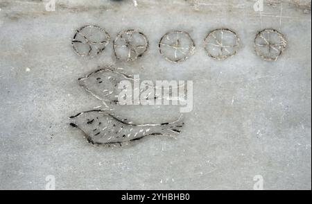 Römischer Grabstein mit christlicher Ikonographie. Zwei Fische und fünf Brotlaipen Eucharistiefymbol. Nationales Römisches Museum (Diokletianbäder). Rom. Ital Stockfoto