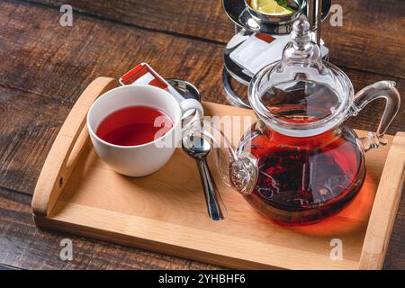 Gesunder Kräutertee aus roten Kräutern und Früchten in einer weißen Porzellanschale gebrüht Stockfoto