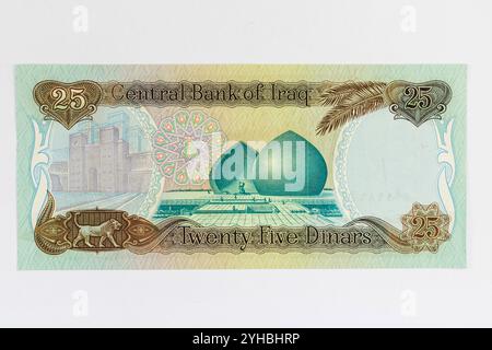 Irak 25-Dinar-Banknote mit Al-Shaheed-Denkmal auf weißem Hintergrund Stockfoto