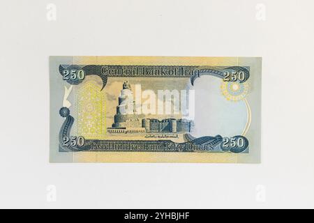 Irak-250-Dinar-Banknote mit Porträt des Spiralminaretts des Malwiya-Turms. Stockfoto